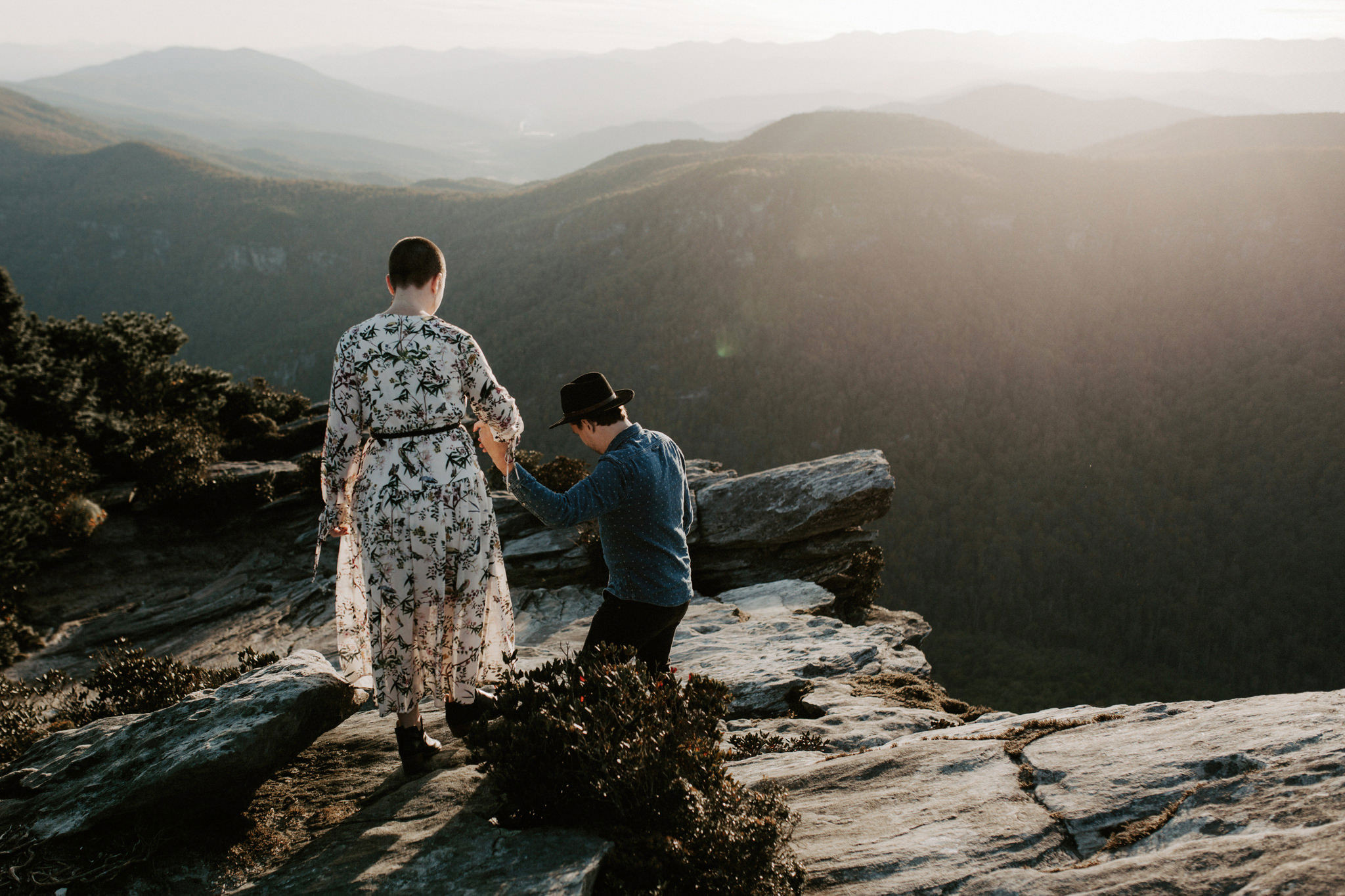 -full wp-image-20658" src="https://morningwild.com/wp-content/uploads/2018/01/17-20656-post/morningwild-hawksbill-engagement-photos-02.jpg" alt="