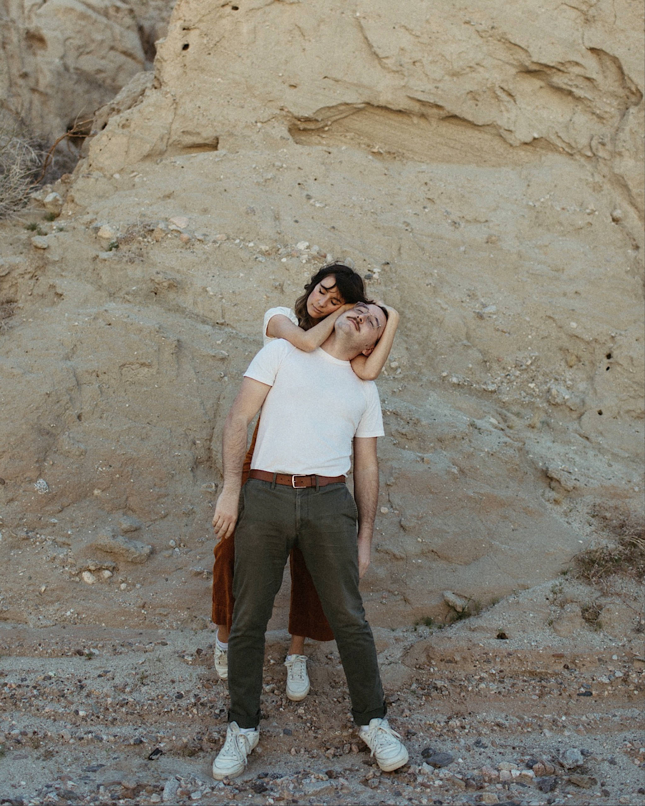 creative california desert engagement photos