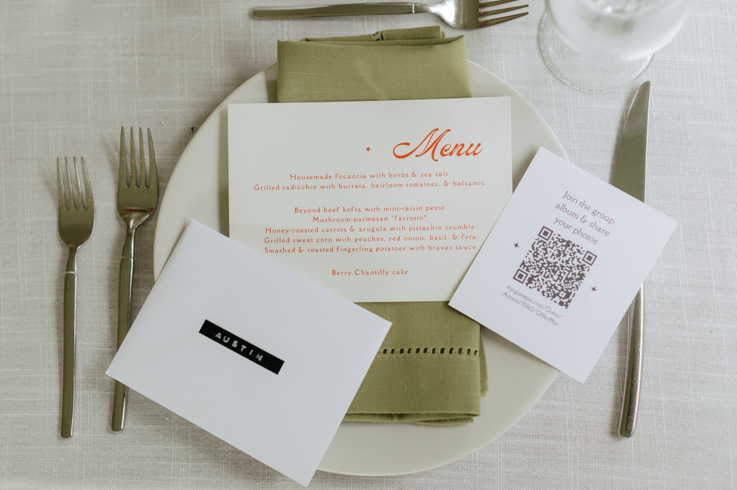 meaningful wedding dinner details